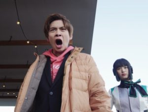 立つ
